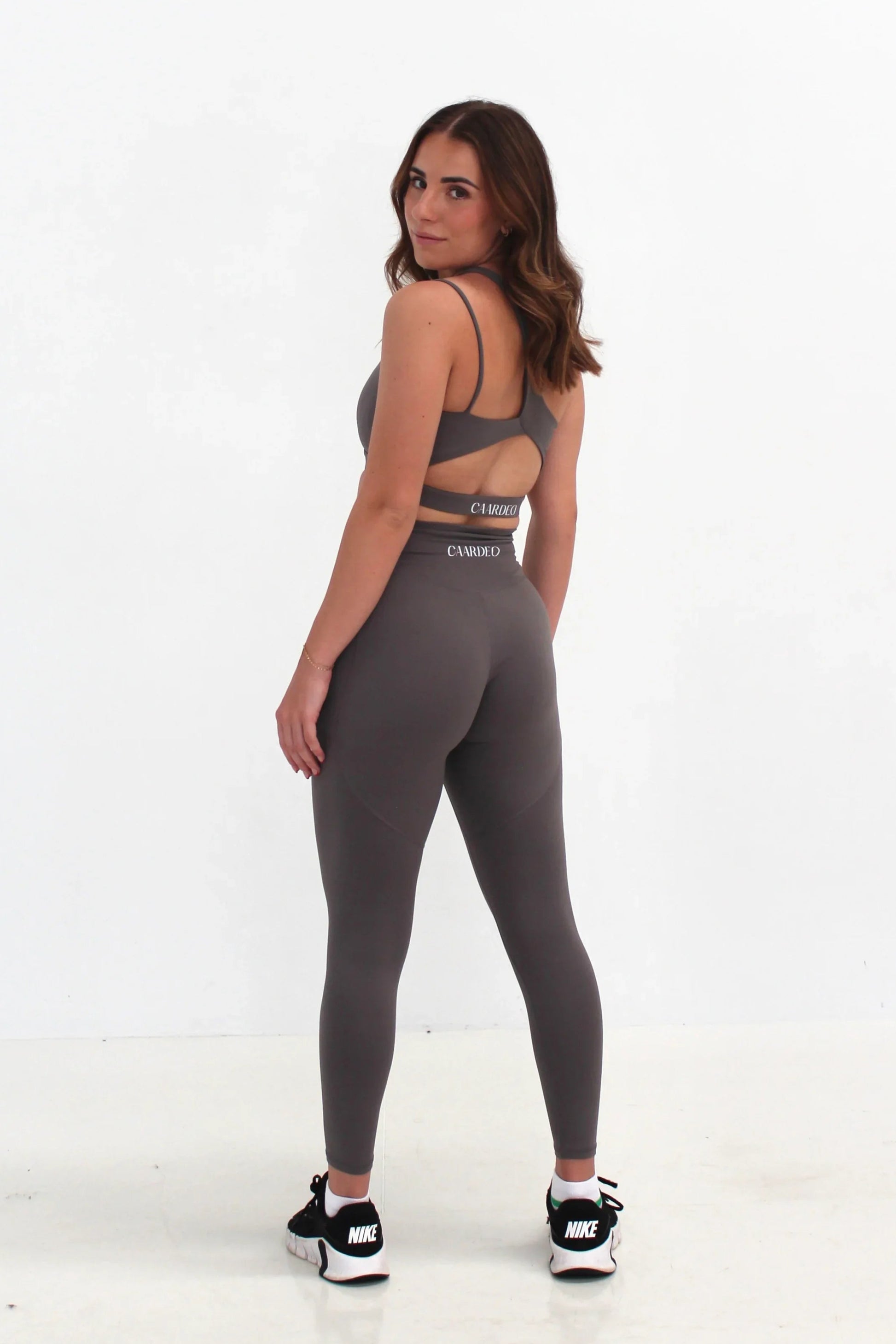 Woman wearing grey SECOND SKIN leggings with side pockets by CAARDEO Active