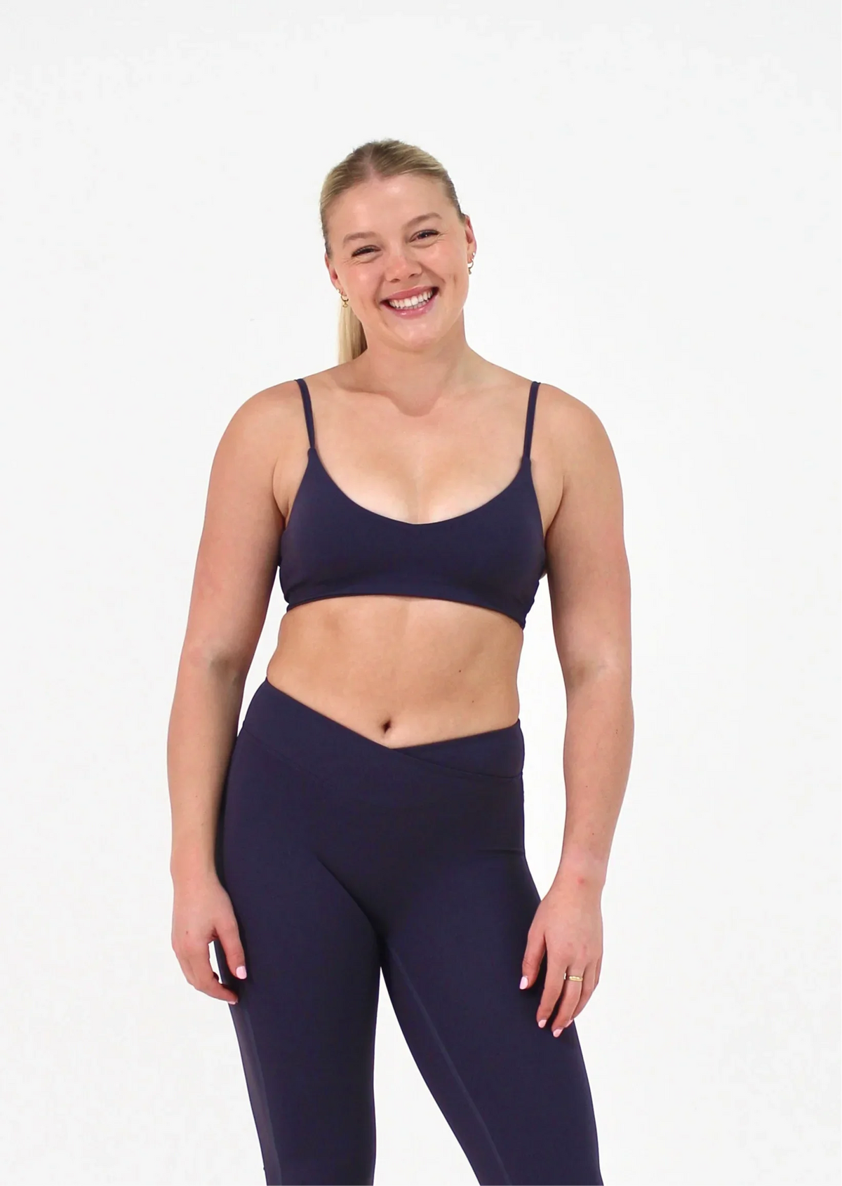 Woman wearing mauve ELEVATE Crop by CAARDEO Active