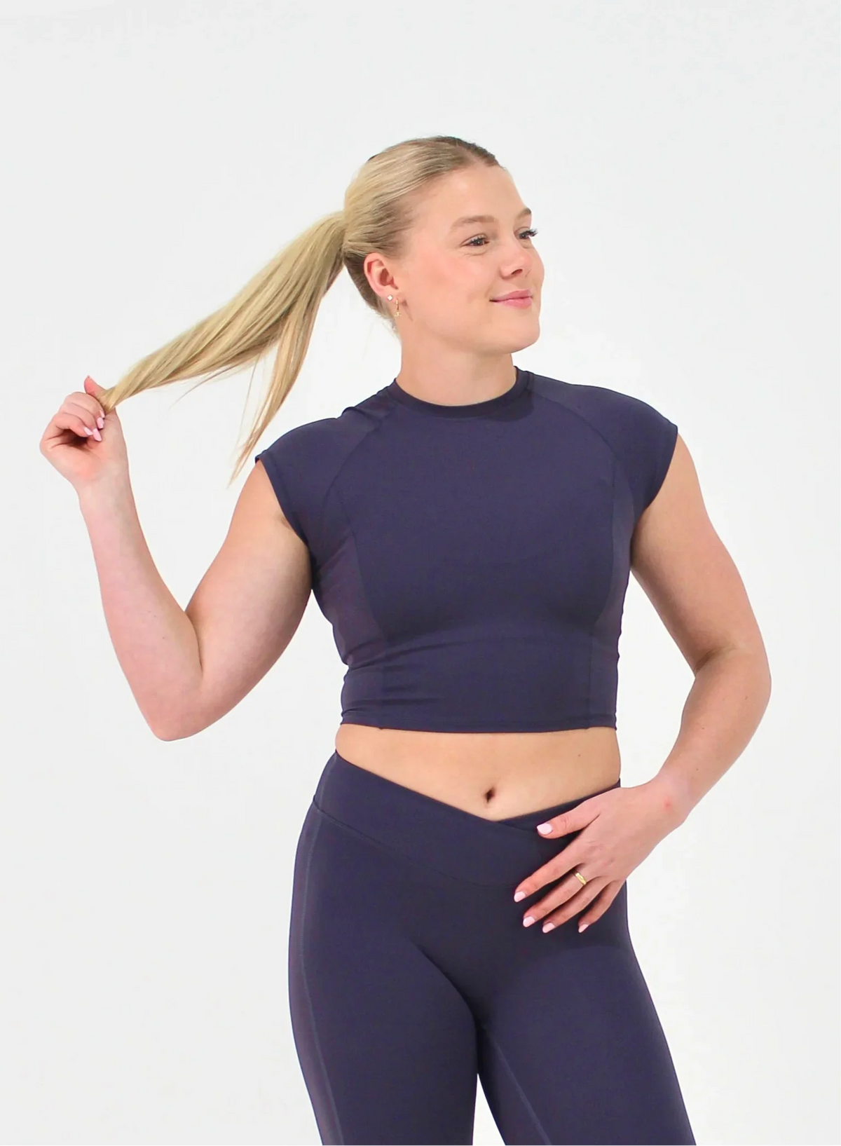 Woman wearing cropped  Mauve ELEVATE Top by CAARDEO Active